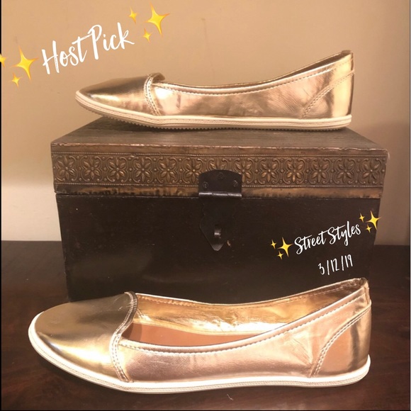 Dolce Vita Shoes - ✨Host Pick✨ *NWOB* Dolce Vita Gold Flat